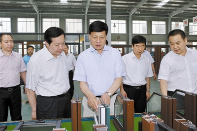 河南省省長謝伏瞻到信陽國際家居產(chǎn)業(yè)小鎮(zhèn)調(diào)研，并參觀了天一美家集團(tuán)信陽天一窗業(yè)