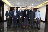 信陽市統(tǒng)戰(zhàn)部部長方波、副市長張明春、招商局局長王亞玲一行來我司參觀指導(dǎo)